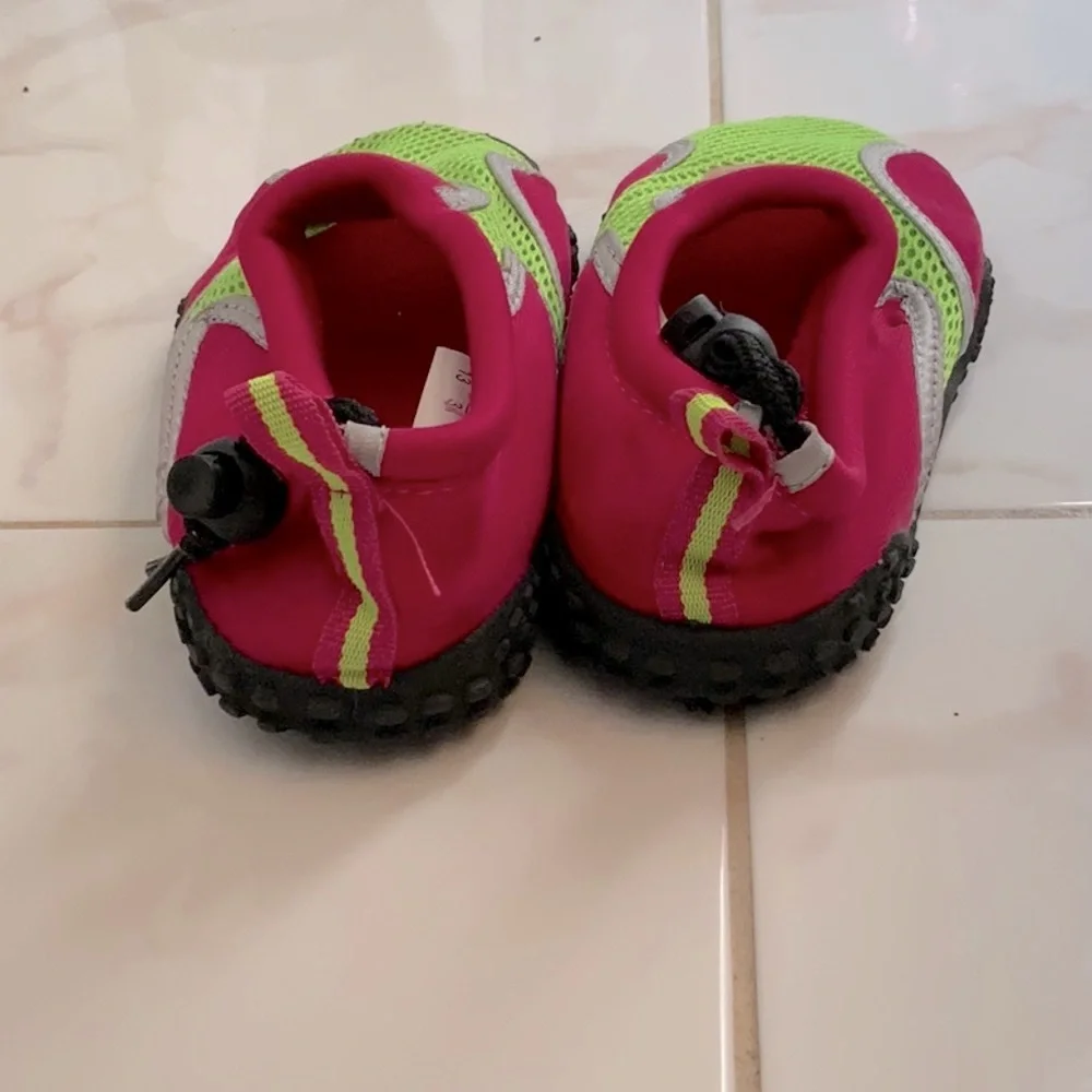 5/$25 - Fresko girls fuchsia and lime green water/swim shoes in little kid 13